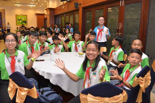 Lãnh đạo TPHCM gặp gỡ thiếu nhi Việt Nam – Lào – Campuchia