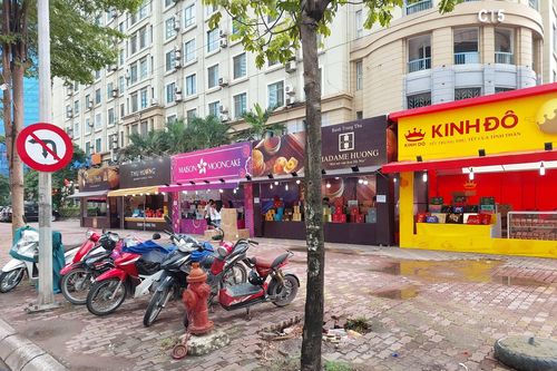 Ai cấp phép cho các quầy bánh Trung thu lấn chiếm vỉa hè Hà Nội?