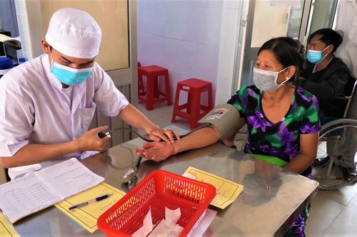 Cán bộ y tế gặp khó trăm bề