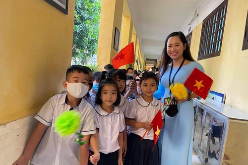 Bộ GD&ĐT thừa nhận thiếu giáo viên nhiều môn, địa phương bị động nguồn tuyển