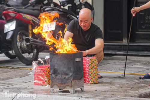 Phố cổ Hà Thành đỏ lửa đốt vàng mã cúng Rằm tháng 7