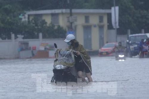 Mưa trắng đêm, đường phố Hà Nội lại thành sông đúng giờ cao điểm