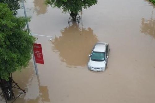 Dịch vụ sửa xe chết máy 'hốt bạc' sau mưa ngập ở Hà Nội