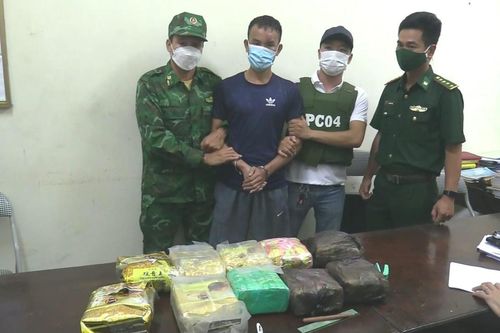 Vận chuyển thuê 10kg ma túy đá để lấy 150 triệu tiền công