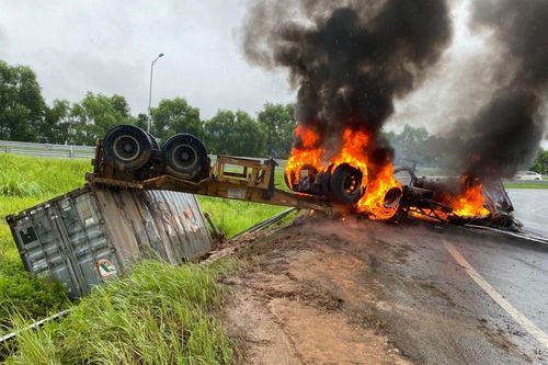 Xe đầu kéo cháy rụi ở lối ra cao tốc Hà Nội -Hải Phòng