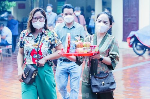 Người dân 'đội mưa' đi lễ Phủ Tây Hồ ngày Vu Lan