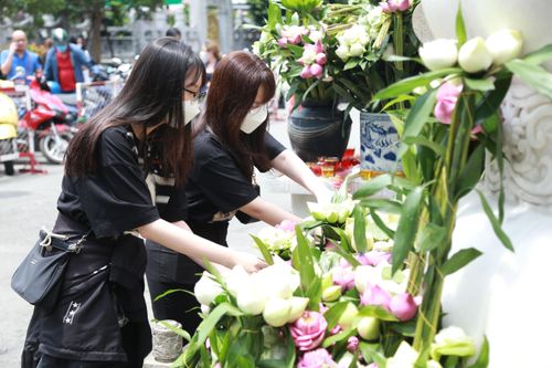 Rằm tháng 7, người dân ở TPHCM đến chùa cầu bình an