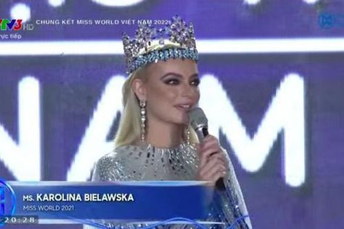 Clip: Hoa hậu Thế giới 2021 Karolina Bielawski xuất hiện trên sân khấu đêm chung kết Miss World 2022