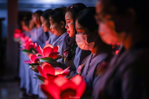 Sông Sài Gòn đêm Vu lan, rưng rưng những ánh hoa đăng