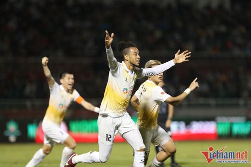 Video bóng đá TPHCM 1-2 Bình Định: Màn ngược dòng khó tin