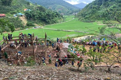 Mưa lớn kéo dài, đá từ trên núi lở đè sập nhà dân