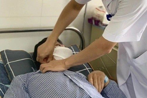 Gắp thành công mảnh gỗ nằm 4 tháng trong đốt sống cổ bệnh nhân