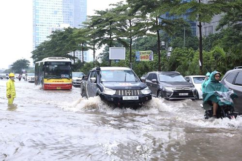Hà Nội chật vật 'tắc đường' mùa mưa