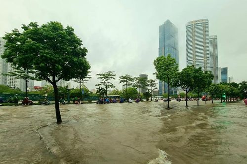 Mưa lớn gây ngập lụt và ách tắc giao thông ở miền Bắc
