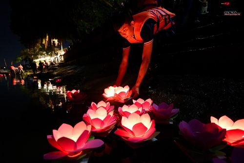 Một đêm hoa đăng Vu lan lung linh và nhiều cảm xúc ở chùa Diệu Pháp
