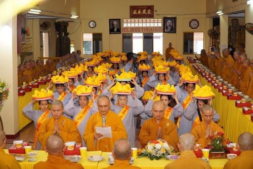 Chùa Phật Đà (quận 3) tổ chức tạ pháp, dâng pháp y sau ba tháng An cư kiết hạ