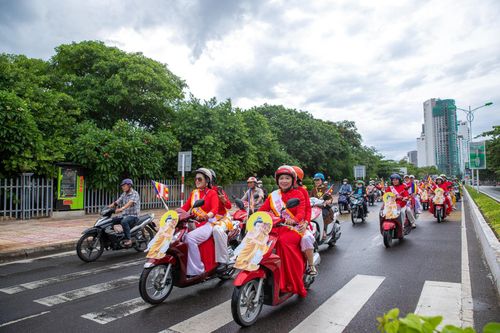 Khánh Hòa: Diễu hành 'Hoa hồng xuống phố' mùa Vu lan - Báo hiếu ở xứ Trầm hương