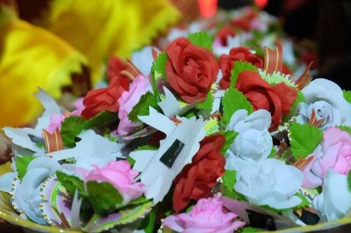 Vì sao lại có nghi thức 'Bông hồng cài áo' trong lễ Vu Lan?