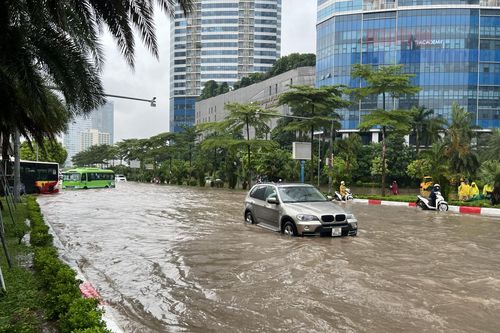 Mưa lớn kéo dài, Hà Nội tái diễn tắc đường ngập úng