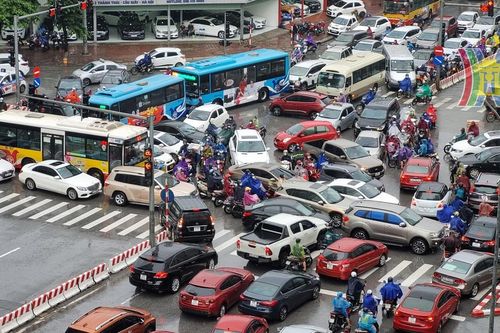 Giao thông Hà Nội tê liệt, rối loạn do mưa ngập