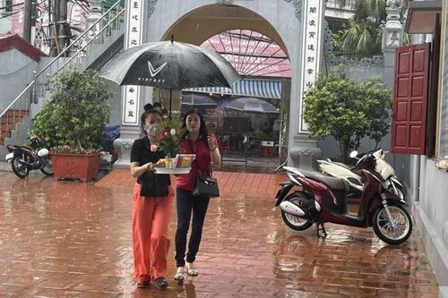 Người dân Hà Nội đội mưa đi lễ ngày Rằm tháng 7