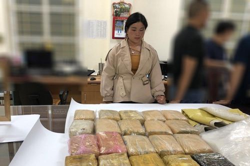 Cô gái bị bắt khi chạy xe máy chở 1 bao tải ma túy, tiền công 10 triệu đồng