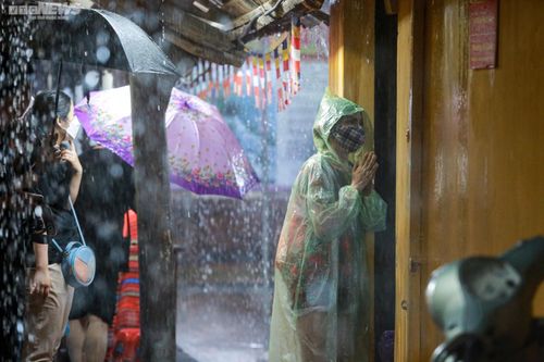 Người Hà Nội đội mưa dự lễ Vu lan ở chùa Phúc Khánh