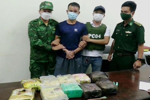 Thuê taxi chở 10kg ma túy về quê cất giấu