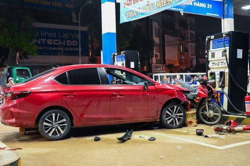 Người, xe nằm la liệt sau khoảnh khắc ôtô lao vào cây xăng ở Hà Nội