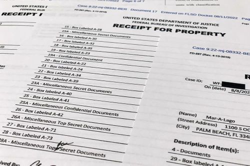 FBI thu 11 bộ tài liệu mật sau khi khám xét nhà ông Trump