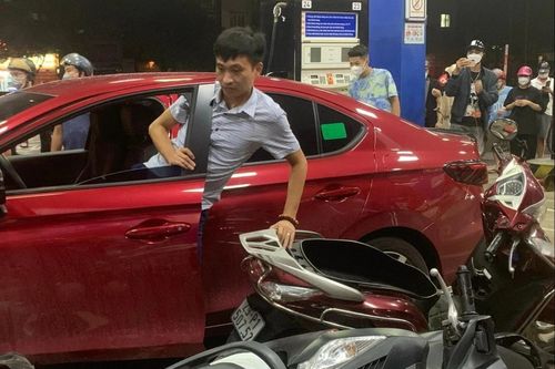 Tài xế đâm hàng loạt người và xe ở cây xăng có nồng độ cồn rất cao