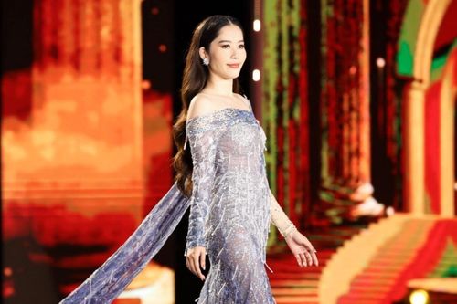 Đầm dạ hội xuyên thấu ở Hoa hậu Thế giới Việt Nam