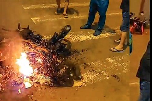 Hai nhóm hỗn chiến, đốt xe máy náo loạn đường phố