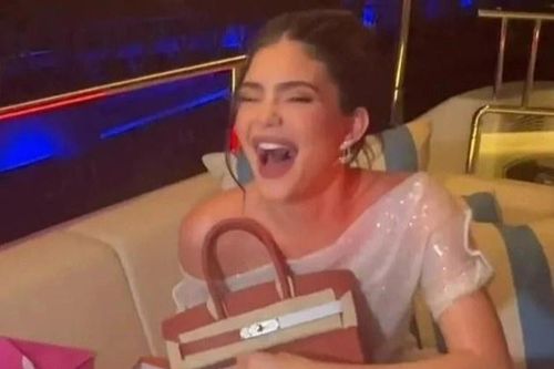 Kylie Jenner được tặng túi Hermès 100.000 USD