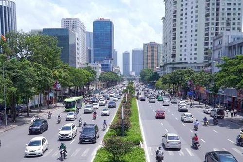 Mưa giảm dần, người dân Thủ đô đón cuối tuần nắng đẹp