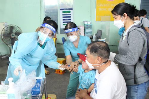 Cảnh báo trẻ mắc COVID-19 đang tăng trở lại