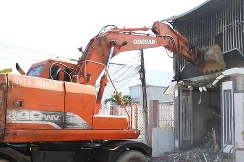 Điều xe múc phá tường tìm 3 nạn nhân trong vụ cháy căn nhà 2 tầng