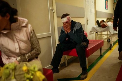 Ukraine tố Nga chặn cung ứng thuốc men, 2 cây cầu trọng yếu ở Kherson bị phá hủy