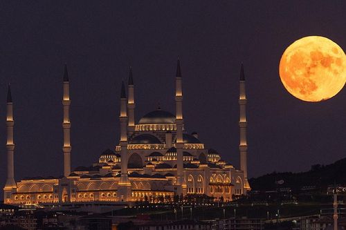 Mãn nhãn với siêu trăng 'cá tầm' sáng rực khắp thế giới