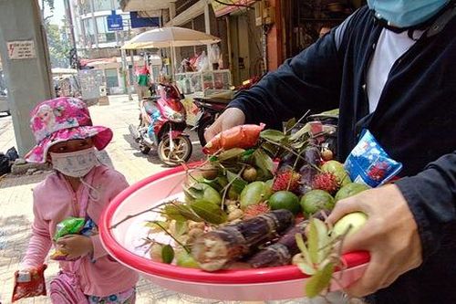 Ba mẹ trẻ chở 2 con gái đi 'giựt cô hồn': Vui là chính