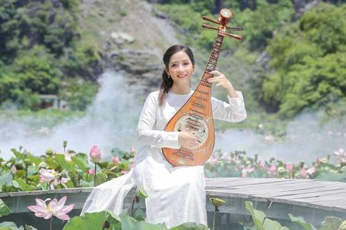 Vũ Diệu Thảo biến hóa đa sắc với sen