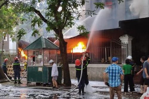 Chiến đấu với 'giặc lửa' bao trùm căn biệt thự, một Cảnh sát bị thương
