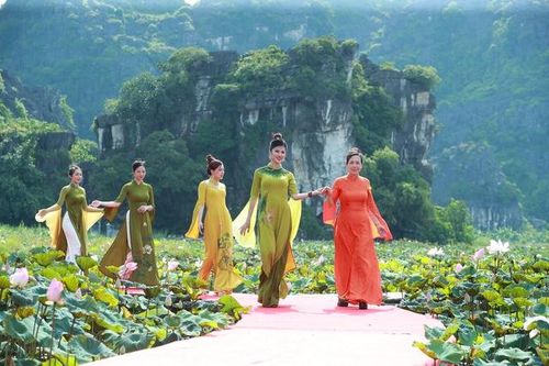 NTK Thủy Lê ra mắt BST áo dài Đóa sen thu