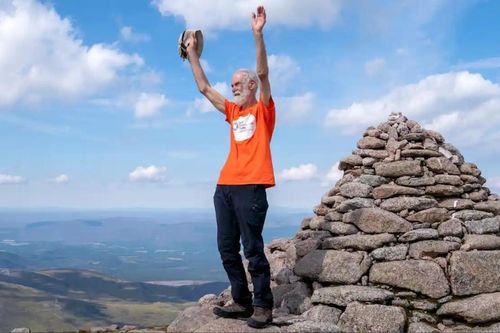 Người đàn ông Scotland 82 tuổi hoàn thành nhiệm vụ leo lên mọi đỉnh núi Munro