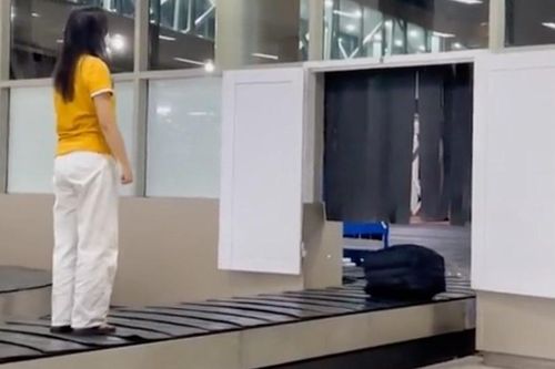 Thêm nữ hành khách nhảy lên băng chuyền hành lý ở sân bay để quay clip