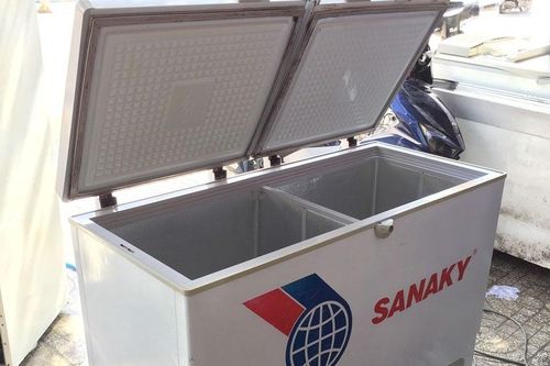 Bé trai 3 tuổi bị nhốt trong tủ cấp đông