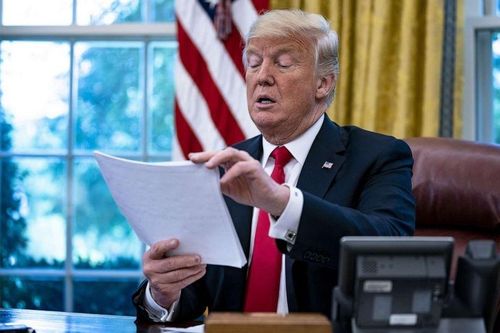 Mảnh giấy trong bồn cầu và thói quen xử lý tài liệu của ông Trump