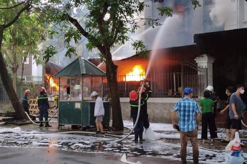 Nhanh chóng dập tắt đám cháy biệt thự tại quận Hoàng Mai