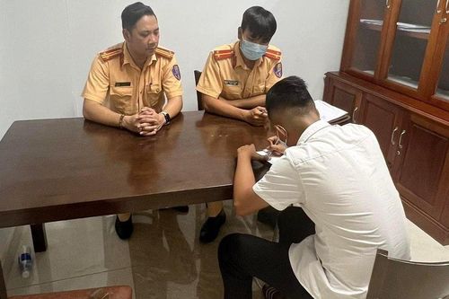 Bấm còi hơi inh ỏi trong khu đông dân cư, lái xe bị xử phạt