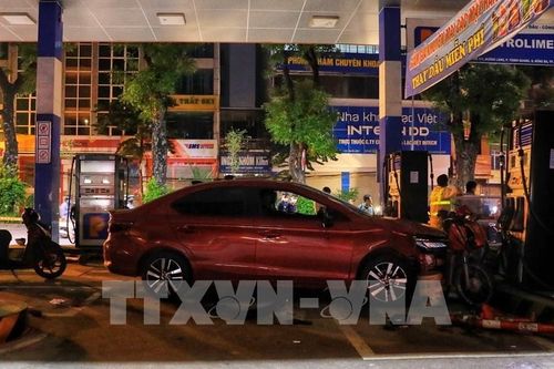 Hà Nội khởi tố vụ án, tạm giữ hình sự lái xe ô tô đâm vào cây xăng